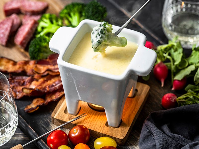 Lý do món fondue phô mai kiểu Thụy Sĩ được yêu thích